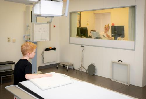 De laborant maakt de foto