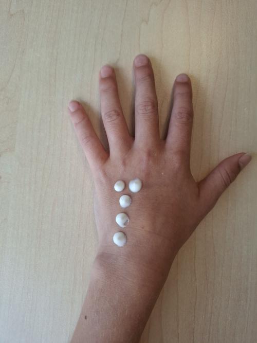 Crème aanbrengen op handrug