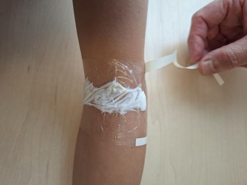 Nadat je de tweede pleister hebt geplakt, haal je de papieren randjes eraf